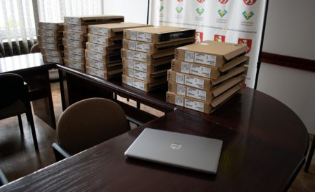Powiat przekazał 31 laptopów dla uczniów