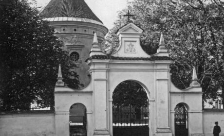 Kościół parafialny św. Trójcy. Widok od strony bramy kościelnej z przed 1939 r.
