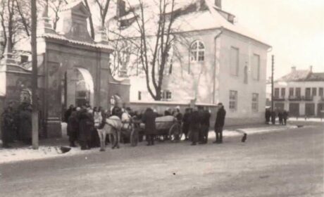 1940, brama wejściowa do kościoła Św. Trójcy