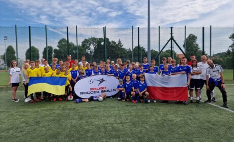 Futbol przeciwko wojnie. Ukraińskie i polskie dzieci rozegrały mecz piłkarski na oczach polityków i dyplomatów