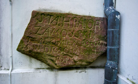 Wohyń – kamień fundacyjny wmurowany w ścianę kościoła św. Anny.
