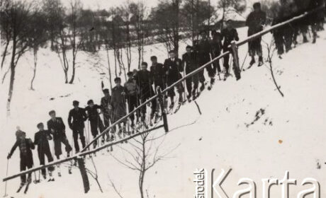 Gimnazjaliści na nartach w latach 30-tych