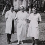 Lata 30-te, Radzyñ Podlaski, woj. Lublin, Polska.Pielêgniarki ze szpitala przy ul. Sitkowskiego, w tle barokowa kapliczka pod wezwaniem Anio³ów Stró¿ów.Fot. NN, zbiory Orodka KARTA, kolekcjê rodziny Petrulewiczów przekaza³y Halszka i Wanda ¯uromskie