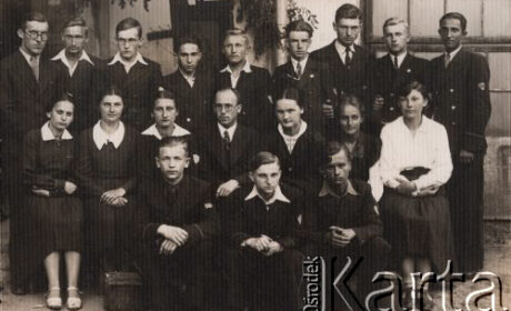 Nauczyciele i uczniowie gimnazjum w latach 30-tych