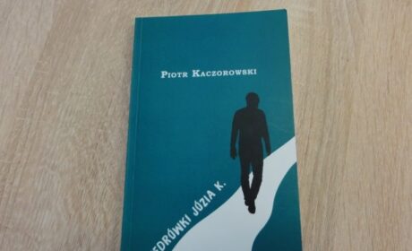 Święty tramwaj codzienności, czyli „Wędrówki Józia K.” Piotra Kaczorowskiego