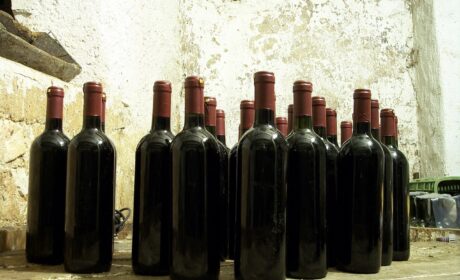 Dziewczynka z butelkami