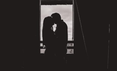 Ten drżący pocałunek