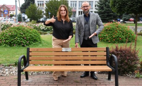 Dr Gerard przekazał nowe ławki i kosze do segregacji