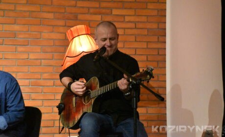 Występ Wojtka „Molasa” Gila podczas wieczoru promocyjnego Adama Świcia w Kocku